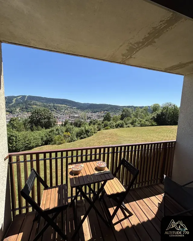Le balcon et son salon de jardin
