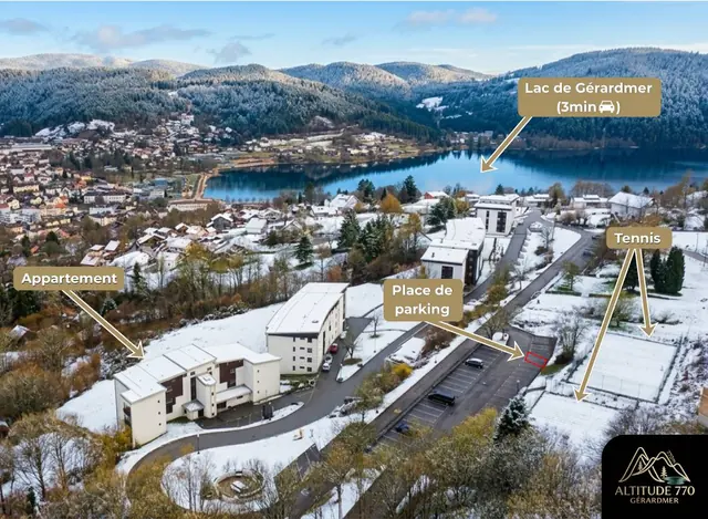 La résidence, le parking et le lac