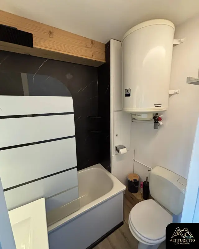 La baignoire avec douche