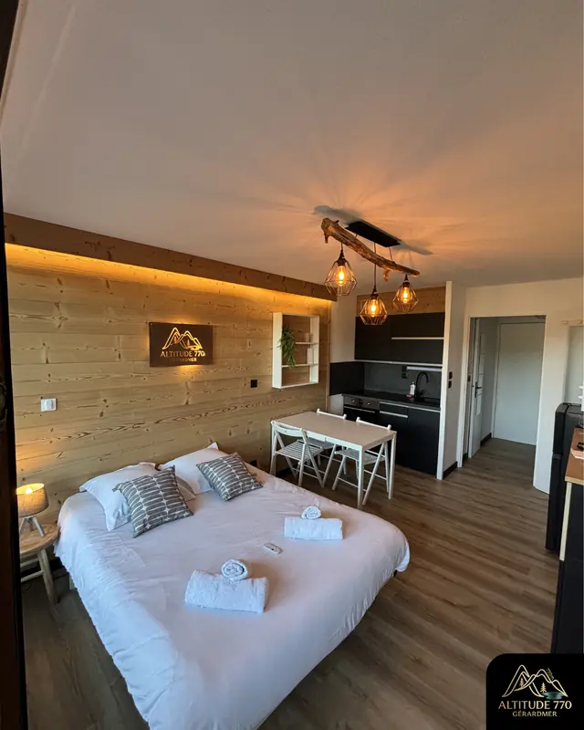 Le lit double face à la baie vitrée