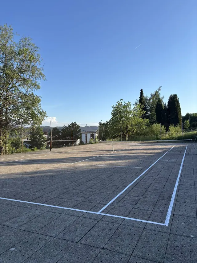 Le terrain de tennis de la copropriété