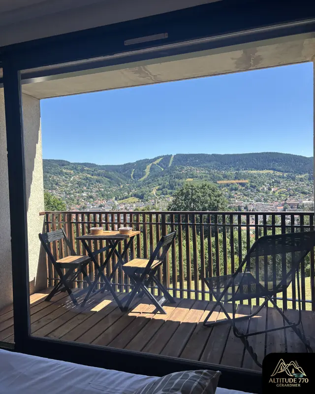 La vue depuis le lit, à travers la baie vitrée