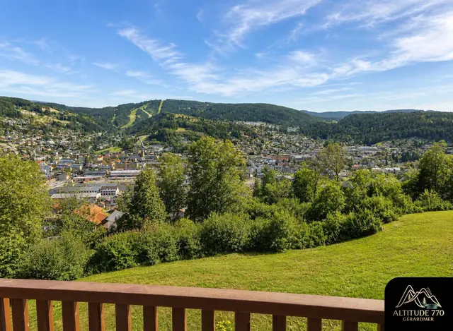 La vue depuis le balcon en été